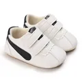 Primer plano de zapatos de bebé blancos para caminar con rayas negras y doble velcro - Negro