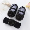 Detalle de conjunto de zapatos y diadema con flores para bebé en negro sobre fondo blanco - Negro con Flor de Borde Dorado y Diadema / Size 11 (Inner Length 10.5cm)