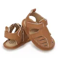Vista detallada de sandalias marrones para bebé con suelas blandas y diseño transpirable - Marrón