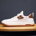 Trendige weiße Herren-Sneaker aus Rindsleder mit stilvollen braunen Lederakzenten - Weiß