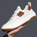Stilvolle Herren-Sneaker aus weißem Leder mit braunen Akzenten und atmungsaktiven Mikroperforationen - Weiß Ajour