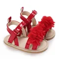 Détail de sandales rouges pour bébé fille avec décoration florale en maille 3D. - Rouge