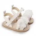 Vue détaillée des élégantes fleurs blanches sur les sandales de marche pour bébé fille - Blanc