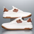Hoogwaardige ademende witte leren herensneakers met bruine accenten en geperforeerde details - Wit Opengewerkt