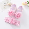Detailansicht der rosa Baby Prinzessinnenschuhe mit Rüschen und Stirnband-Set - Größe 11 (Innenlänge 10,5 CM) / Pink (With Headband)