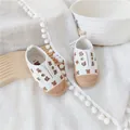 Detailaufnahme von weißen Kinder-Stoffschuhen mit süßem Bärenmuster und Muschelzehen-Design - Größe 130 (13cm) / Keksbär