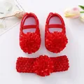 Detail der roten Baby-Prinzessinenschuhe mit Rüschenblumen und passendem Stirnband-Set. - Größe 11 (Innenlänge 10,5 CM) / Rot (Mit Stirnband)