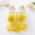 Gros plan sur les chaussures de princesse bébé jaunes avec fleurs en tissu et bandeau assorti - Yellow (With Headband)