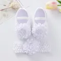 Detailansicht weißer Baby-Prinzessin-Schuhe und passendes Stirnband mit Rüschenblumen - Größe 11 (Innenlänge 10,5 CM) / White (With Headband)