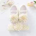 Detailaufnahme von eleganten cremefarbenen Baby-Prinzessinnenschuhen mit Blumenstirnband - Größe 11 (Innenlänge 10,5 CM) / Beige (With Headband)