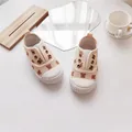 Detailansicht von niedlichen Bären-Muster Leinenschuhen für Kinder mit Muschel-Zeh-Design - Größe 150 (15cm) / Beiger Bär