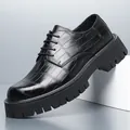 Zapatos de hombre en cuero negro grabado cocodrilo con suela de plataforma gruesa - Negro