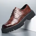 Zapatos de cuero marrón con patrón de cocodrilo para hombre y suela de plataforma - Marrón