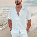 Close-up van een wit katoen-linnen casual overhemdset met korte mouwen gedragen op het strand - S / Tops / Wit
