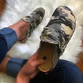 Lässige Damen-Mules mit Tarnmuster, ausgefransten Kanten und einer Kork-Sohle - Armeegrün