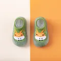 Detailansicht grüner Strick-Babyschuhe mit Hirsch-Motiv und weicher Gummisohle für drinnen - Grünes Rehkitz
