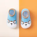 Detailansicht der hellblauen Baby-Laufsocken mit süßem Katzenmuster und weicher Sohle - Himmelblaues Kätzchen