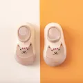 Detailansicht süßer Baby-Lauflernschuhe mit Katzenmotiv und weicher rutschfester Gummisohle - Khaki Bär