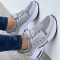 Seitenansicht der grauen, atmungsaktiven Plateau-Sneaker aus Mesh mit Schnürdesign - Grau