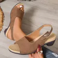 Comfortabele bruine suède wedge sandalen met verstelbare enkelband en open teen - Bruin