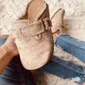 Vista dettagliata dei sabot in tela beige con bordi sfrangiati e fibbia in bronzo - 36 / Kaki