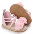 Dettaglio di sandali estivi rosa per neonata con fiori di chiffon e suola in gomma - Rosa