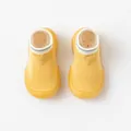 Vue de dessus détaillée de chaussures de marche jaunes pour bébés avec semelles souples - 18/19 (11.5cm) / Jaune