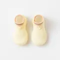 Détail de chaussettes de sol bébé jaune pâle avec semelles en silicone - Beige