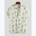 Detailansicht eines weißen Herren-Kurzarmhemdes mit lebhaftem grünen Avocado-Druck für den Strand - Weiß