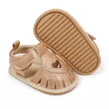 Detailed view of metallic gold baby sandals with heart cutout and anti-slip rubber sole - 11cm / 80g / Gold