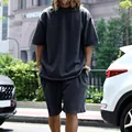 Foto de estilo de vida de un conjunto casual de camiseta y pantalones cortos para hombre - Azul marino