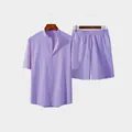 Dettaglio del set camicia a maniche corte e pantaloncini lavanda con collo alla coreana - Taglia S / Top e Pantaloni / Viola