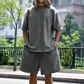 Vista dettagliata di un completo casual da uomo grigio lavato con t-shirt e shorts - Grigio scuro
