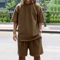 Λεπτομερής προβολή του καφέ ανδρικού oversized καλοκαιρινού σετ από βαμβάκι φροτέ - Καφέ