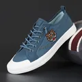 Baskets en toile bleue respirante pour hommes avec broderie de tête de tigre et semelle souple - 41 / Bleu Astral