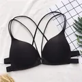 Reggiseno nero senza ferretto con chiusura anteriore e spalline sottili incrociate. - Taglia unica (40-65kg) / Top / Nero