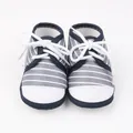 Vooraanzicht van gestreepte marineblauwe en witte babyloopschoenen met zachte zolen. - Marineblauw (DX003)