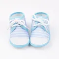 Gedetailleerde weergave van blauw-wit gestreepte baby-loopschoenen met zachte zool. - Blauw (DX003)