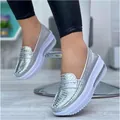 Vista detallada de elegantes mocasines de plataforma plateados con textura de serpiente - 35 / Mocasines con Estampado de Serpiente y Plataforma / Plateado