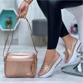 Elegante conjunto de mocasines metálicos en oro rosa y bolso bandolera para mujer - 35 / Rosa oro