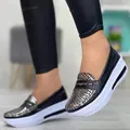 Primer plano de mocasines negros de plataforma para mujer con detalle de piel de serpiente. - 35 / Negro