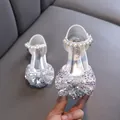 Elegantes zapatos de princesa plateados brillantes para niña con tira de perlas y lazo. - Plateado
