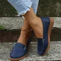 Vue détaillée de mocassins bleus pour femmes avec coutures contrastées blanches - Bleu