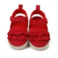 Detalle de zapatos de bebé rojos para caminar con lona con volantes y suela tejida roja - Rojo