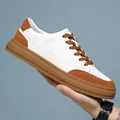 Sneaker classiche da uomo stile retrò low-top in pelle bianca e camoscio marrone - 40 / Bianco