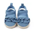 Vista detallada de zapatos azules para bebé con volantes y suela de paja trenzada - Azul