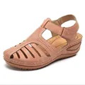 Detalle lateral de sandalias de cuña para mujer con calados y cierre de velcro - Rosa
