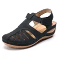 Primer plano de sandalias de cuña negras caladas con tira de velcro - Negro
