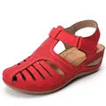 Detalle de sandalias rojas con cuña y diseño calado con cierre de velcro ajustable. - Rojo