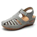 Detalle de sandalias de cuña grises con punta cerrada y cierre de velcro para mujer - Gris